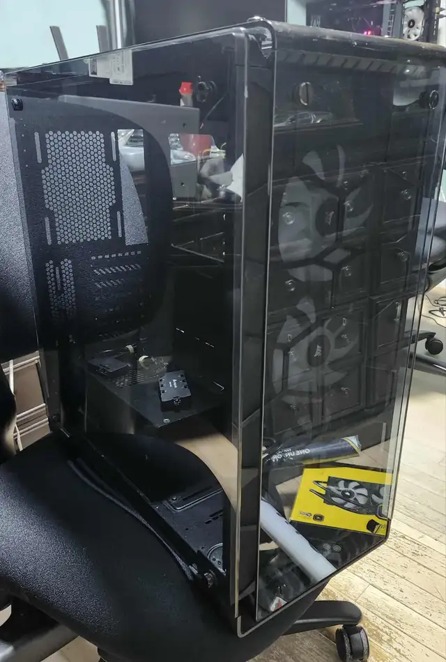 CORSAIR CRYSTAL 570X RGB – TEMPERED GLASS ATX CASE – 3 RGB FANS - Photo 3