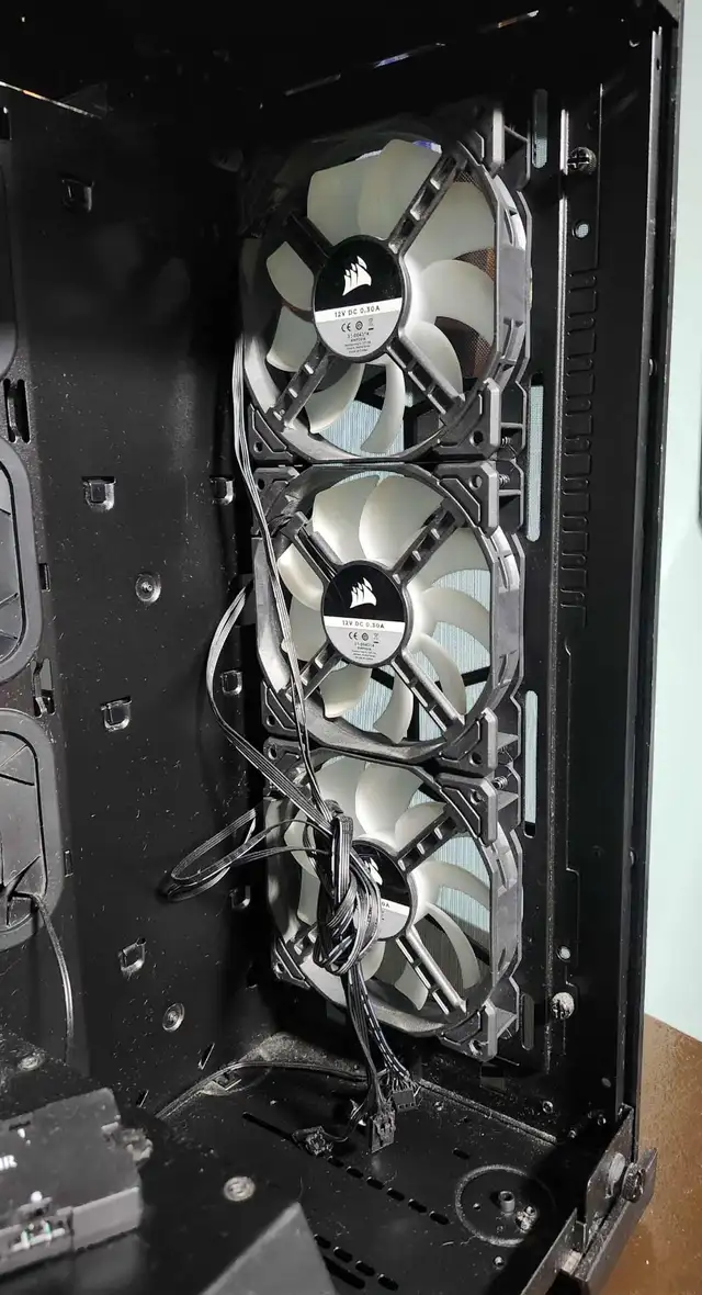 CORSAIR CRYSTAL 570X RGB – TEMPERED GLASS ATX CASE – 3 RGB FANS - Photo 9