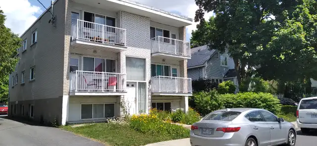 Vieux Longueuil - 01 juillet - Dernier étage - 4 1/2
