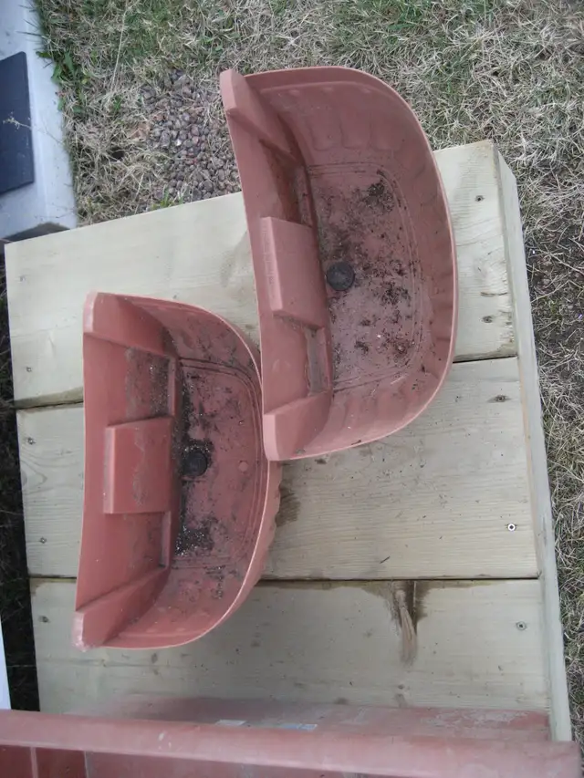 Plastic deck planters - Photo 3