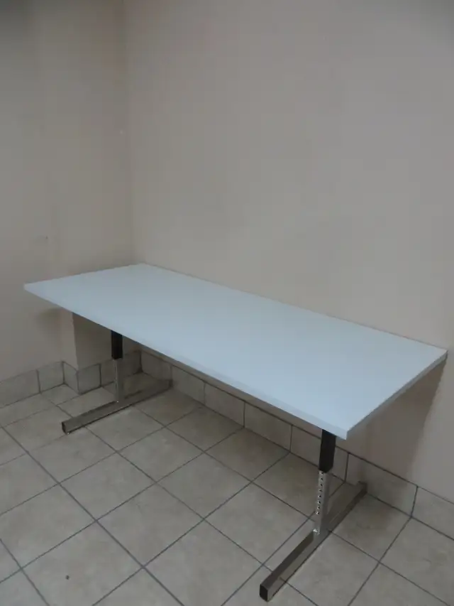 Adjustable Height Computer Table