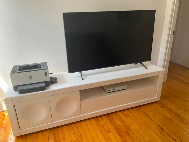 Meuble de télé incluant la télé
