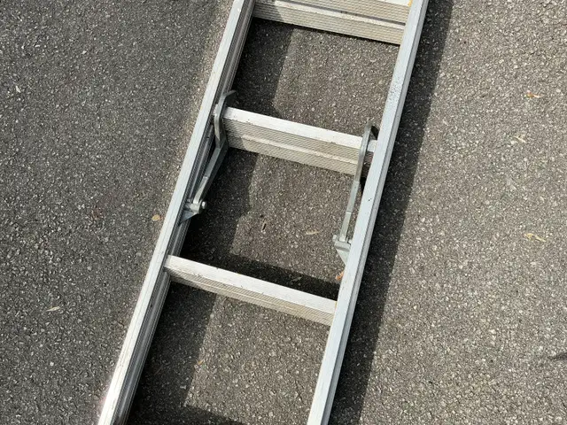 20 Ft. Aluminum Extension Ladder ! - Photo 9