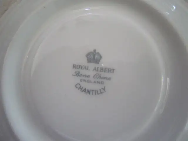 Royal Albert CHANTILLY fine bone china set for 4 - Photo 3