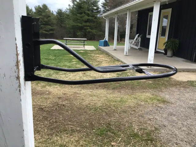 Wall mount saddle stand