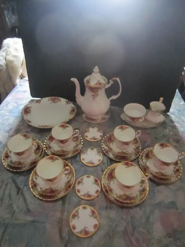 Royal Albert OLD COUNTRY ROSES fine bone china tea set for 6
