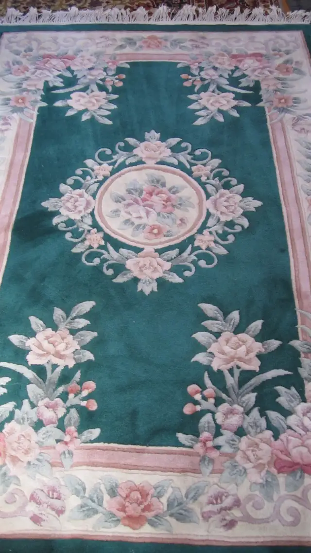 WONDERFUL 46"X 72" HANDMADE FLOWER MOTIF WOOL RUG