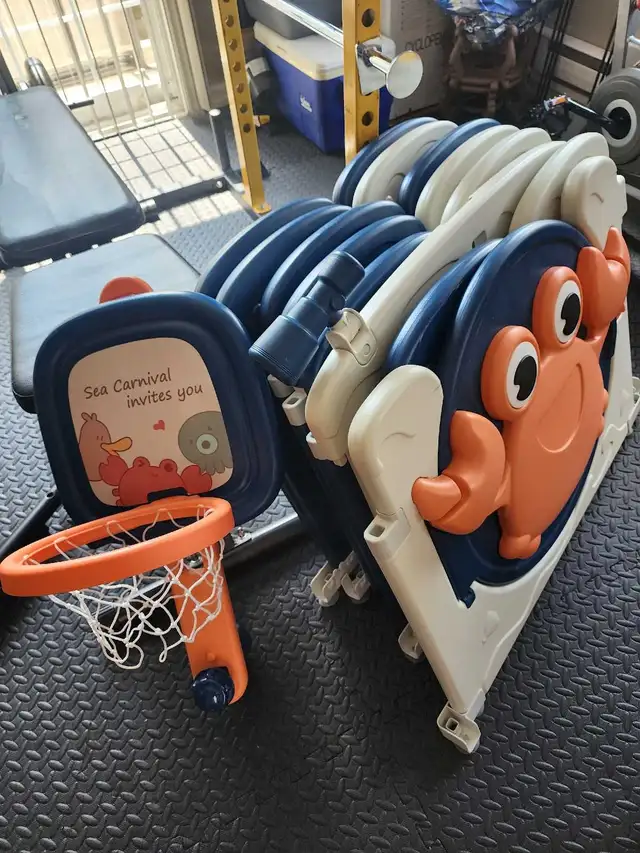 Baby playpen with basketball net - Photo 2