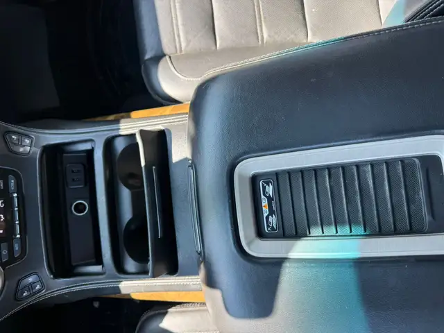 2017 GMC Yukon DENALI 4X4 / 6.2L - Photo 17
