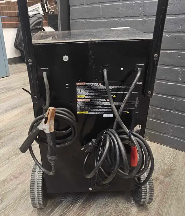 Schumacher 200 amp battery charger - Photo 3