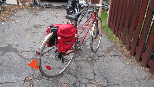 EXCELLENT WOMEN’S PEUGEOT ROAD BIKE WITH ACCESSORIES - Photo 3