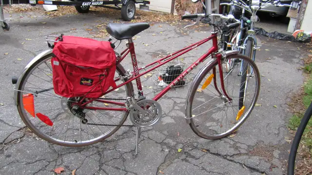 EXCELLENT WOMEN’S PEUGEOT ROAD BIKE WITH ACCESSORIES - Photo 8