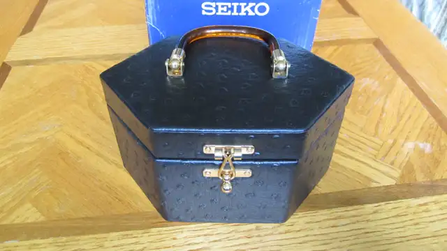 LOVELY BLACK LEATHER JEWELRY BOX WITH SEIKO TRAVEL ALARM CLOCK - Photo 2