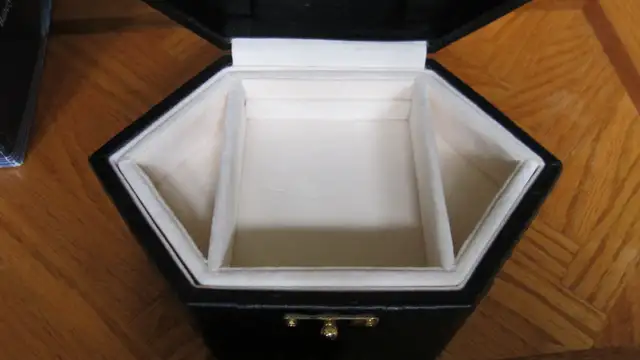 LOVELY BLACK LEATHER JEWELRY BOX WITH SEIKO TRAVEL ALARM CLOCK - Photo 6