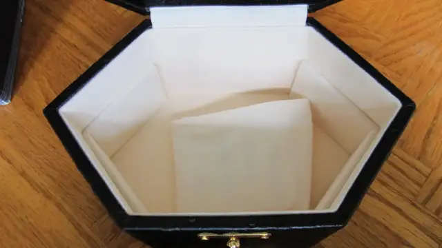 LOVELY BLACK LEATHER JEWELRY BOX WITH SEIKO TRAVEL ALARM CLOCK - Photo 7