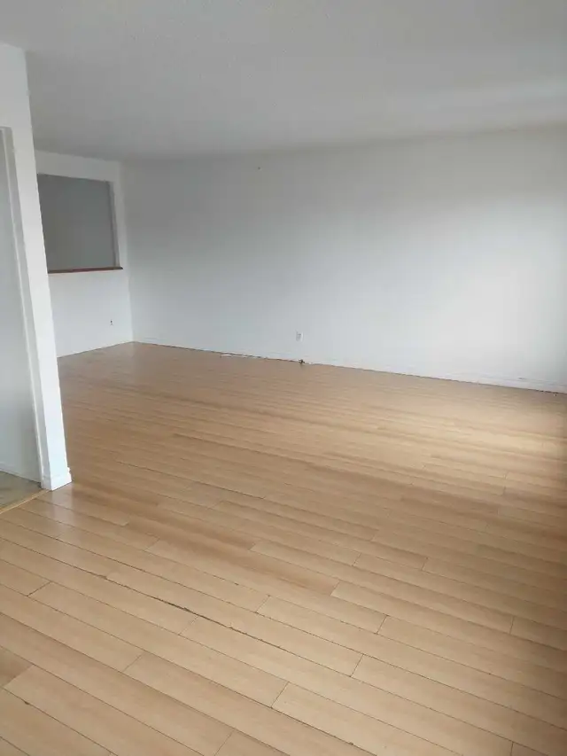 $2400 - 3 Bedroom Upper Level Semi Brampton - Photo 2