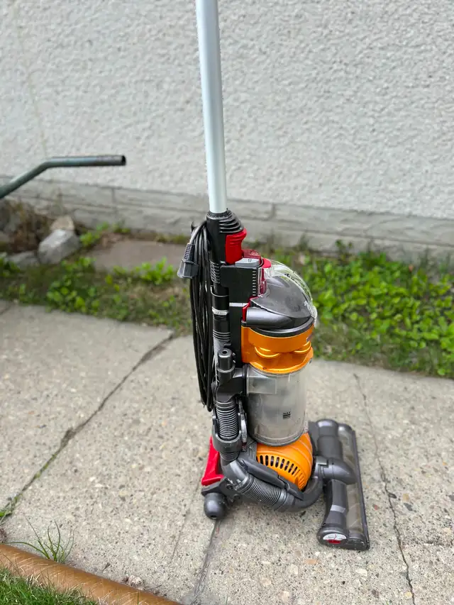 DYSON  upright vacuum c/w accessories (works well)