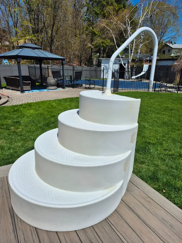 Wedding Cake Pool Stairs - Photo 2