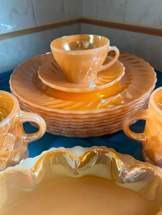 Rare find Vintage Anchor Hocking Fire King peach dinnerware - Photo 2