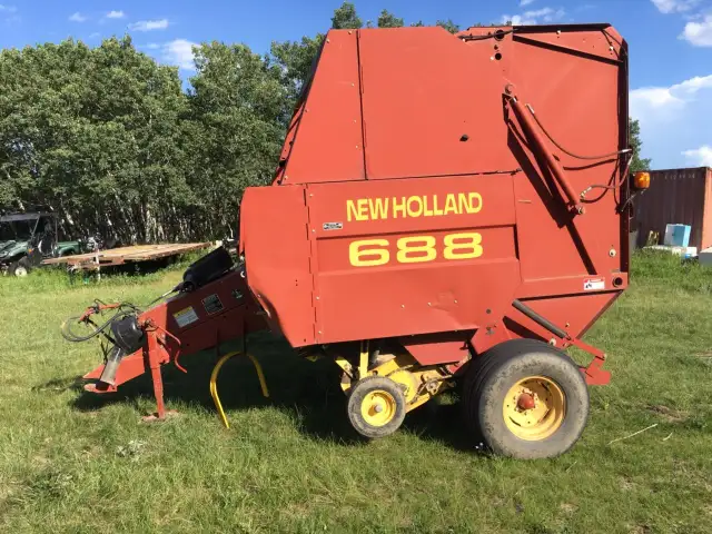 NEW HOLLAND 688 BALER