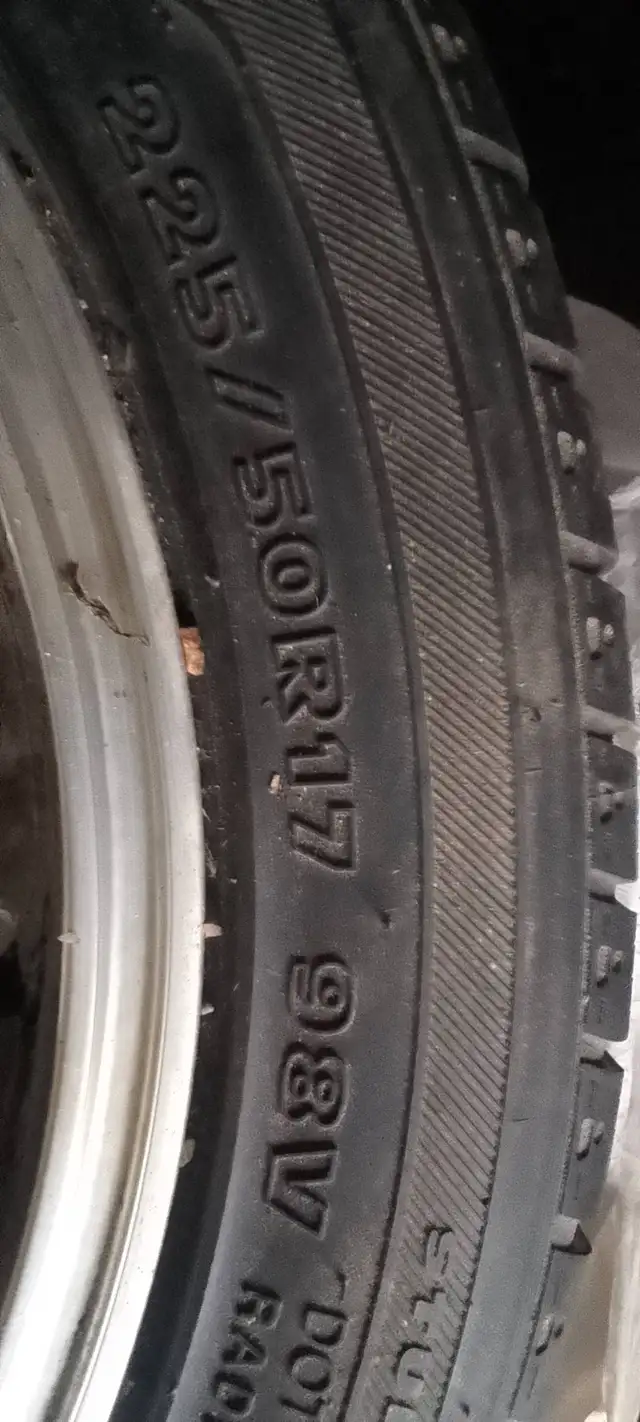Rims and tires 225/50r17 5 bolt 5/100 $300 - Photo 3