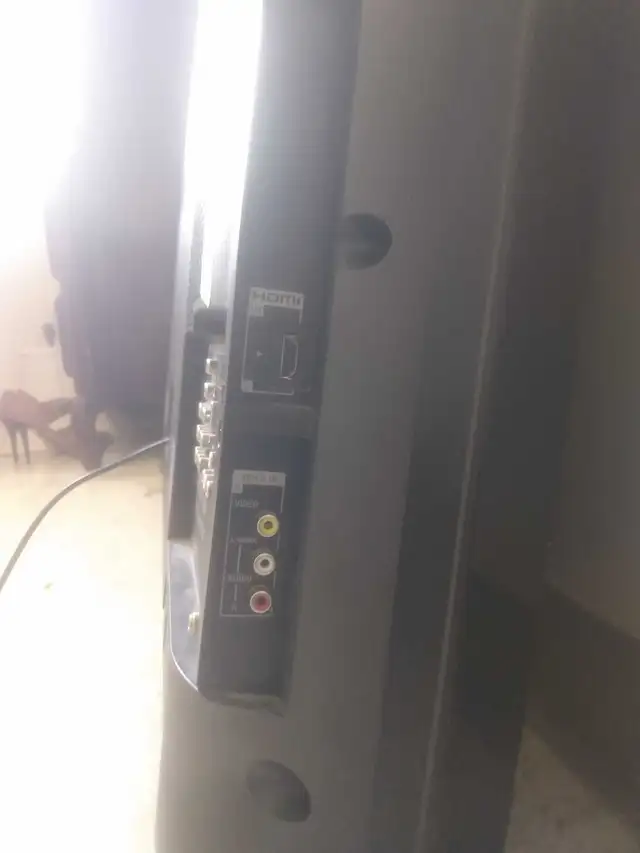 used Sony TV for sale has blue line in working condition - Photo 2