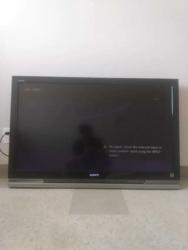 used Sony TV for sale has blue line in working condition - Photo 3