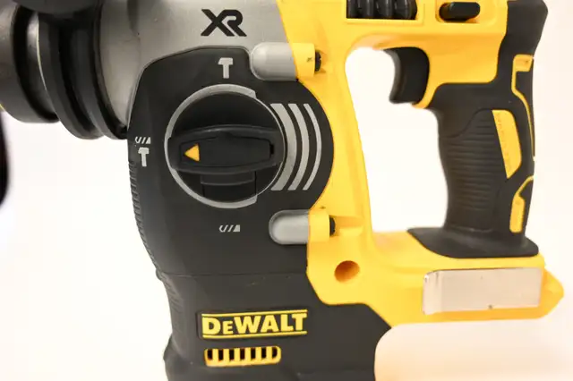 Dewalt Rotary Hammer Model DCH273 Tool Only USED in working - Photo 10