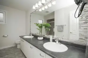 Private master bedroom for rent from June 1st - Photo 3