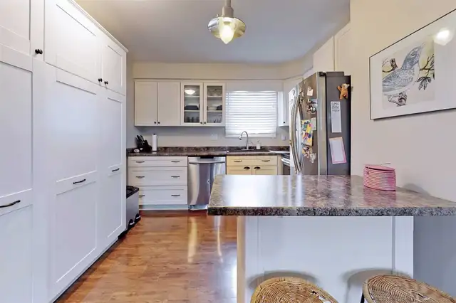 3 BEDROOM MAIN FLOOR IN WHITBY BUNGALOW - Photo 6