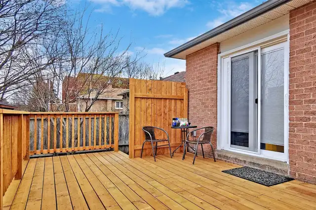 WHITBY BUNGALOW MAIN FLOOR - 3 BEDROOM - Photo 3