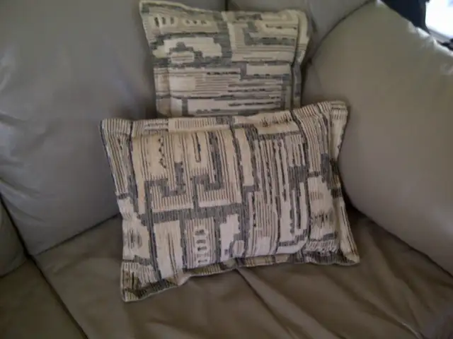 2 BAUX COUSSINS NEUFS BEIGES BRUNS BLANCS 12'x16': $10.00 CHACUN