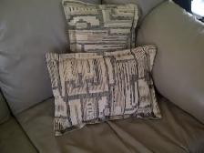 2 BAUX COUSSINS NEUFS BEIGES BRUNS BLANCS 12'x16': $10.00 CHACUN