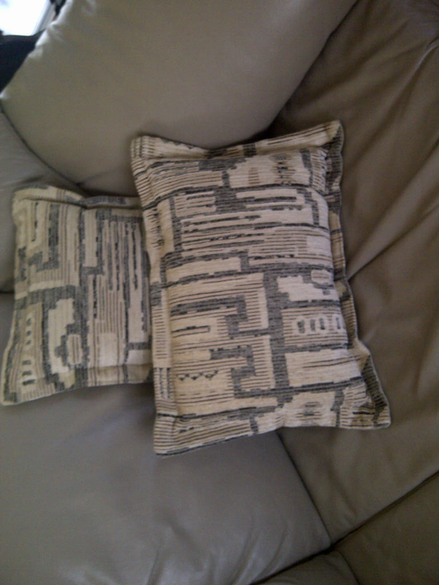 2 BAUX COUSSINS NEUFS BEIGES BRUNS BLANCS 12'x16': $10.00 CHACUN - Photo 3
