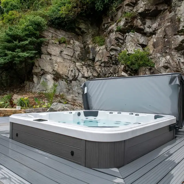 3 PUMP BENCH HOT TUB - Photo 2
