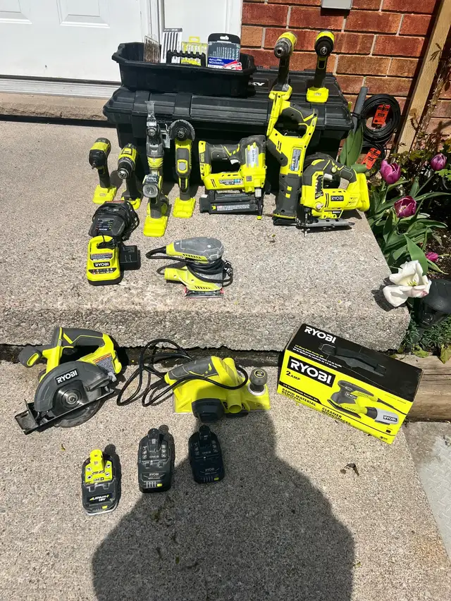 asorted tools - Photo 3