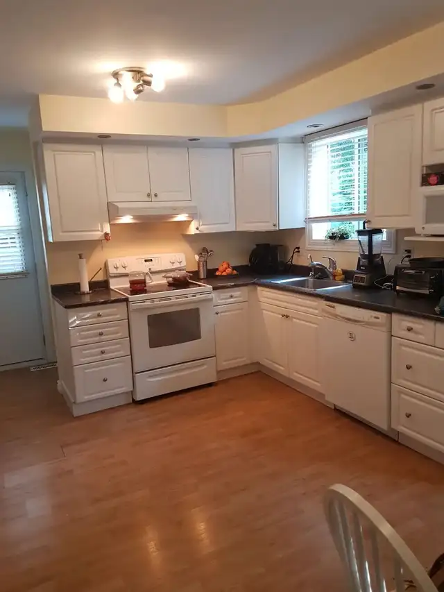 2 Furnished Rooms For Rent, FEMALE ONLY near Western Uni - Photo 3