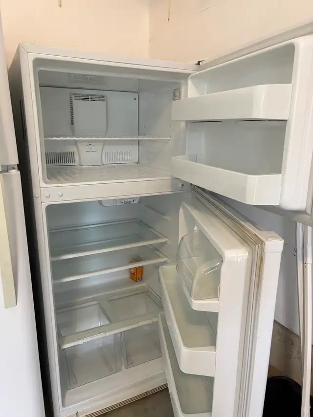 Maytag fridge with top freezer - Photo 2