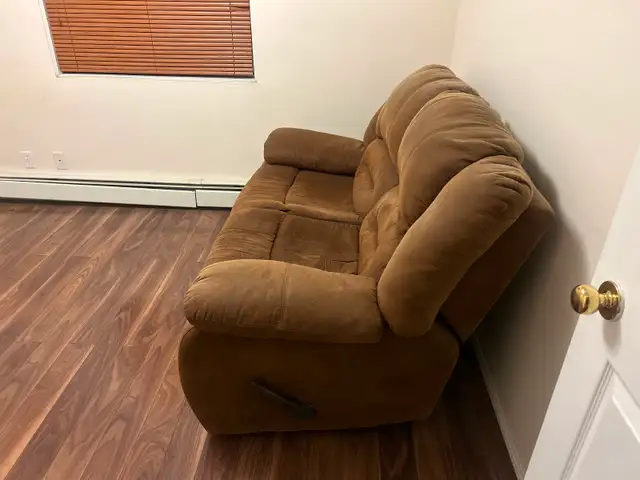 La-Z-Boy Loveseat - Photo 2