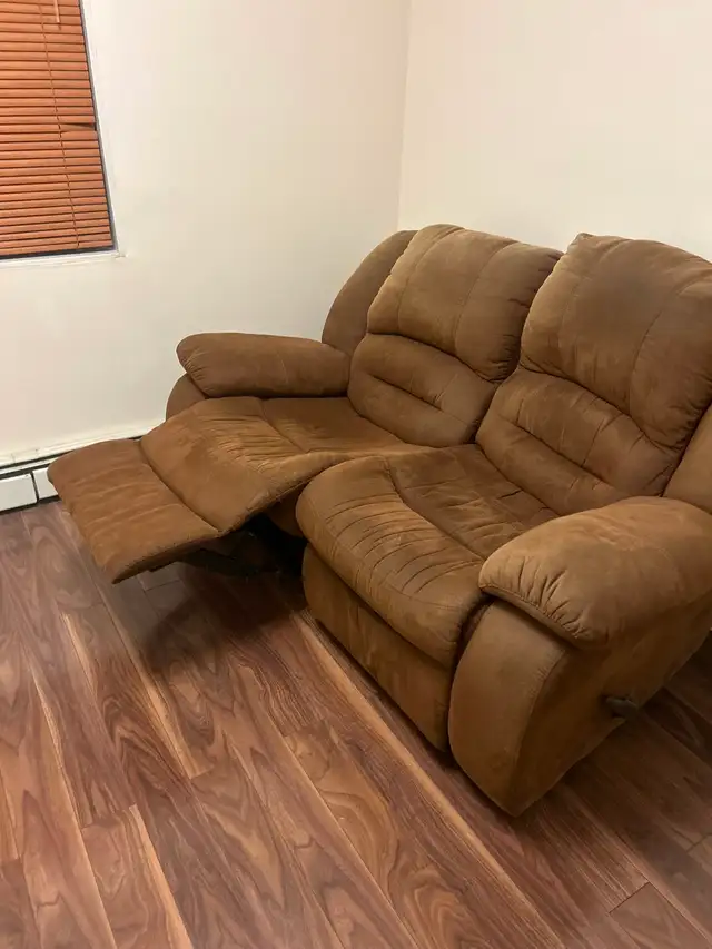 La-Z-Boy Loveseat - Photo 3
