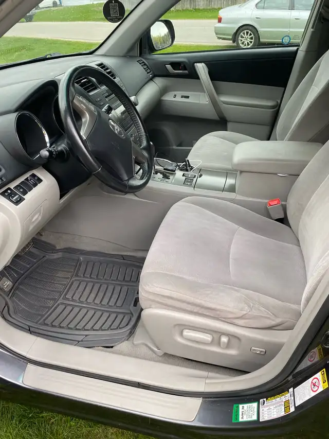 2010 Toyota Highlander AWD excellent condition - Photo 2