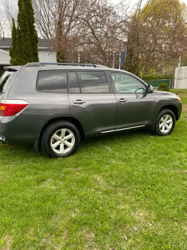 2010 Toyota Highlander AWD excellent condition - Photo 4