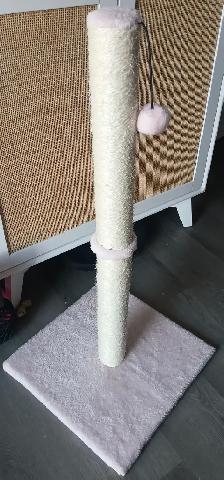 POTEAU NEUF POUR LES GRIFFES DE CHAT.