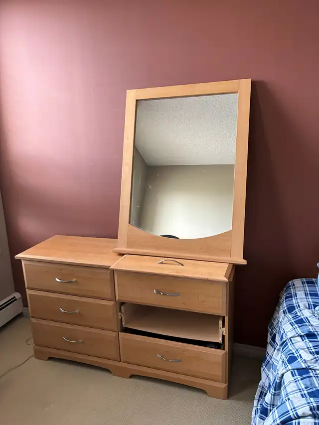 Free Bedroom Stuff - Photo 3