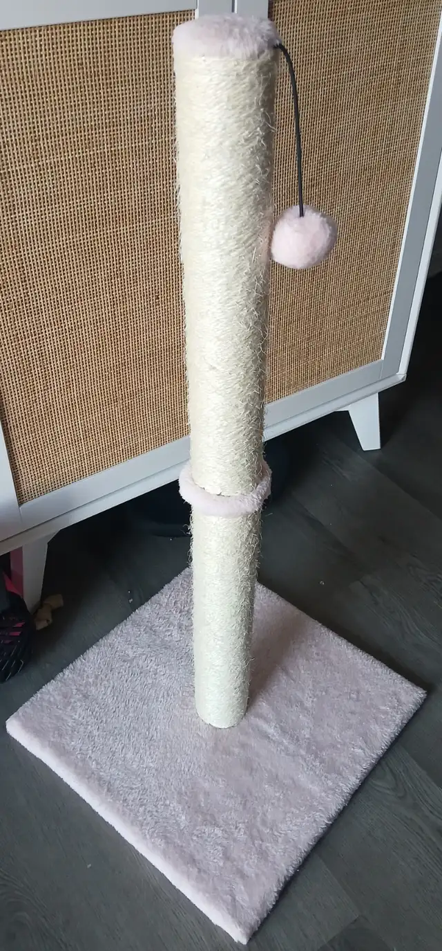 POTEAU NEUF POUR LES GRIFFES DE CHAT.