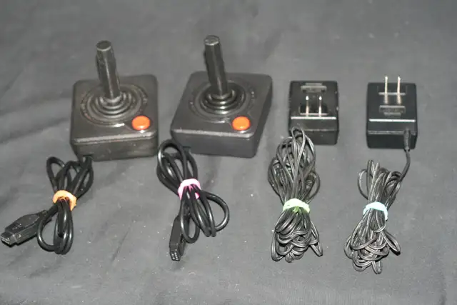 ATARI 2600 CONSOLE 4 SWITCH WOODY WITH 10 GAMES - Photo 3