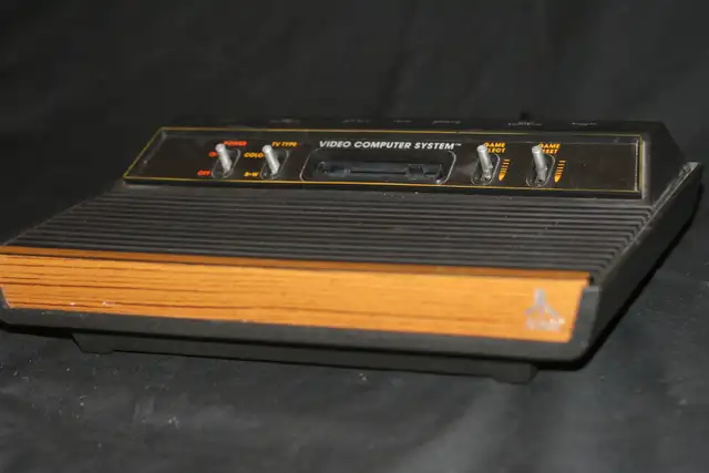 ATARI 2600 CONSOLE 4 SWITCH WOODY WITH 10 GAMES - Photo 7