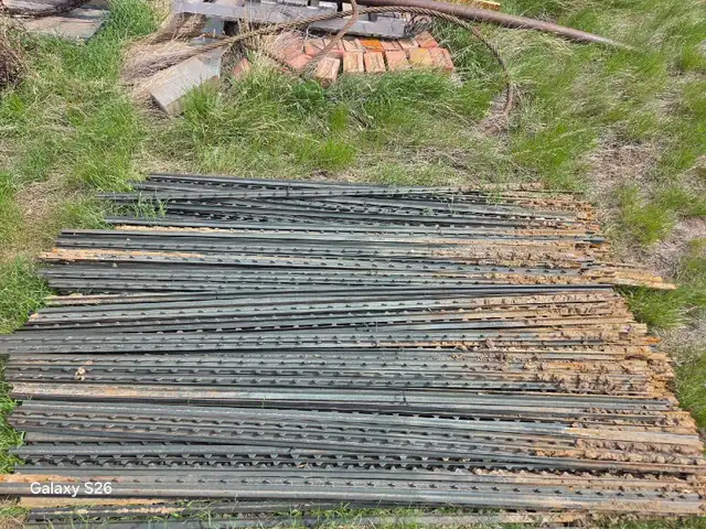 T - POSTS