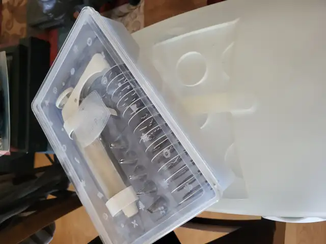 Cake decorating kit