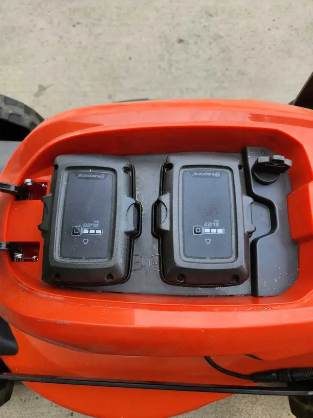 Husqvarna LE221R lawn mower 2 batts and blower - Photo 2